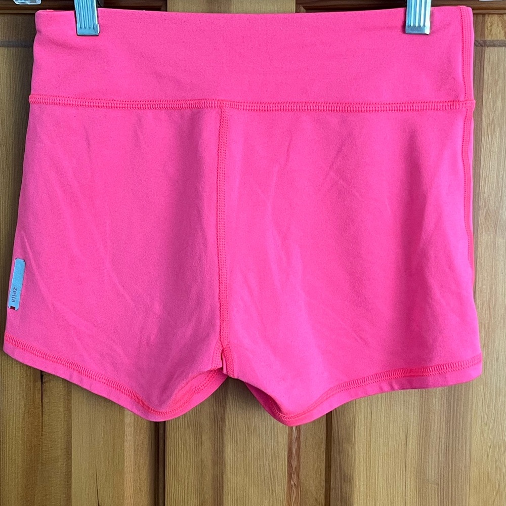 Hot pink 2.5” Zella bike shorts